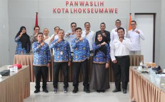 KIP-Panwaslih Kota Lhokseumawe berkoordinasi mengenai pemutakhiran data di Sipol, Rabu, 17 Juni 2026. Foto: Dok.Panwaslih Lhokseumawe