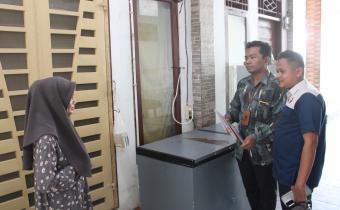 Tim uji petik Bawaslu Kota Lhokseumawe sedang memverifikasi salah satu sampel