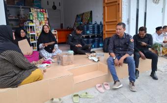  Ketua Panwaslih Kota Lhokseumawe Dedy Syahputra dan Anggota Yuli Asbar, diskusi berlangsung santai di teras salah satu rumah warga