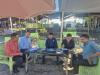 Ketua dan Anggota Bawaslu Kota Lhokseumawe menggelar rapat koordinasi santai di kawasan pesisir pantai guna membahas evaluasi serta penguatan pengawasan tahapan pemilu.