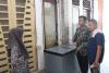 Tim uji petik Bawaslu Kota Lhokseumawe sedang memverifikasi salah satu sampel
